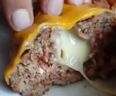 Gefüllter Burger Patty mit Käse…denn der Käse gehört nicht nur oben druff